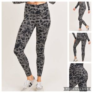 Mono B jacquard spotted leggings. High compression waist. High waist.
